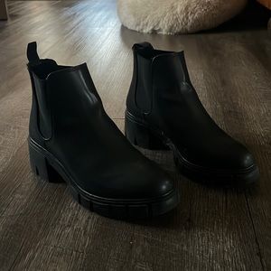 Size 9 black Steve Madden boots.